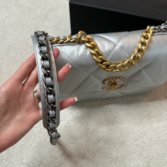 Brand new, authentic Chanel handbag - Picture 4 of 5